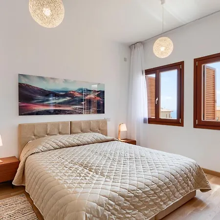 Town House In Sleeps 4 With Pool And Air Con Case de vacanță Kouklia