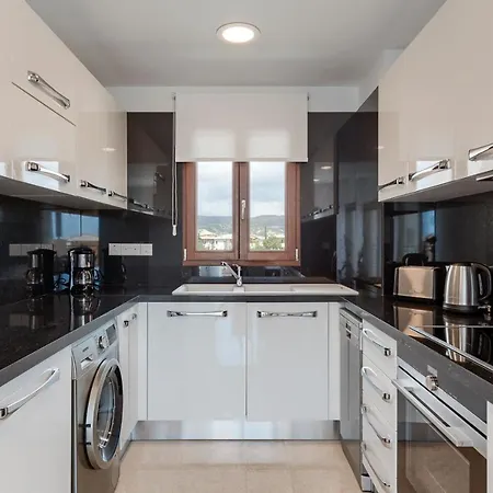 Town House In Sleeps 4 With Pool And Air Con