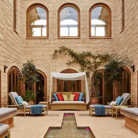 Town House In Sleeps 4 With Pool And Air Con