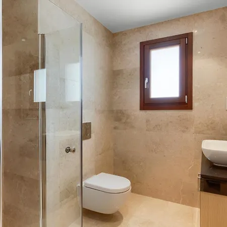Town House In Sleeps 4 With Pool And Air Con *