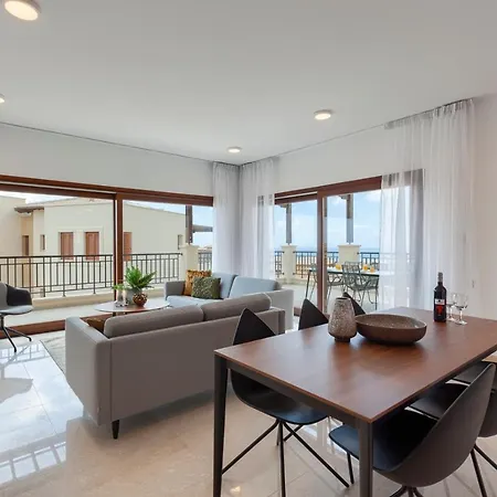 Town House In Sleeps 4 With Pool And Air Con Σπίτι διακοπών *
